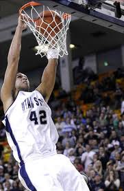 Tai dunking basketball